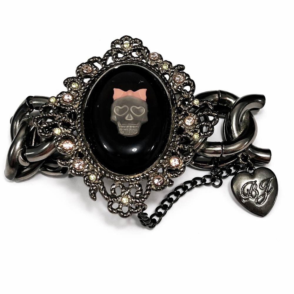 Betsey Johnson Gothic Skull Cameo Stretch Bracelet ✨